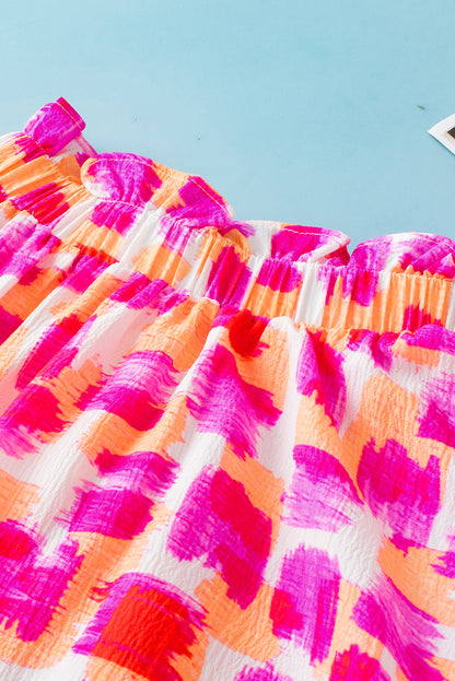 Rosa Bluse mit abstraktem Print und hohem Kragen, Knopfleiste hinten und Rüschen