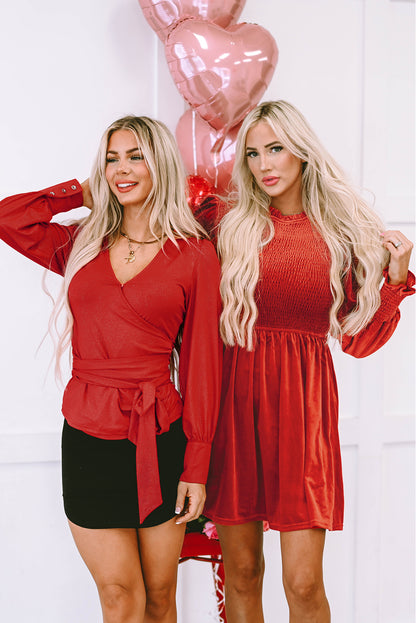 Red Clay – Samtkleid mit gesmoktem Oberteil und Rüschenkragen