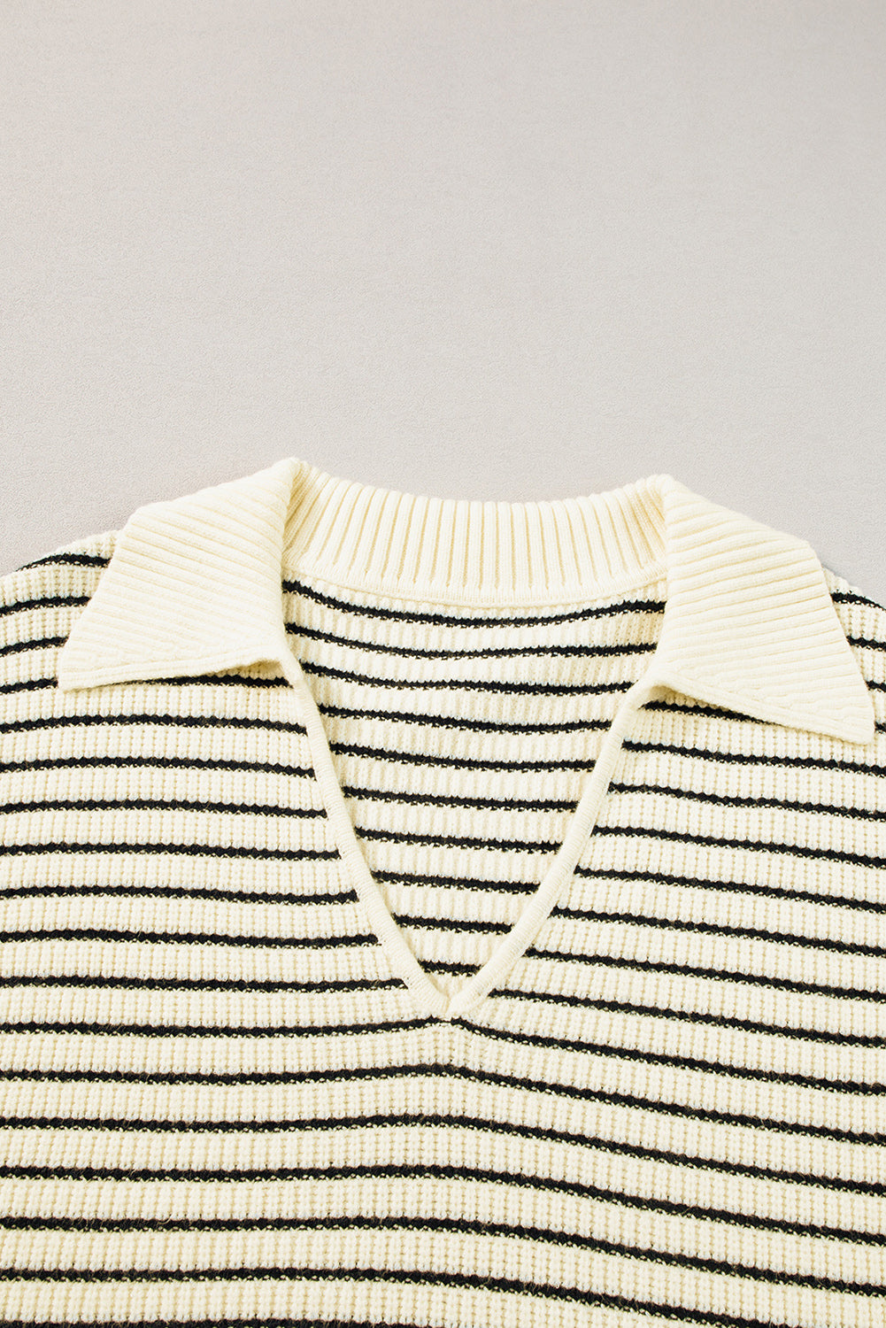 Beiges gestreiftes Umlege-Tanktop mit V-Ausschnitt