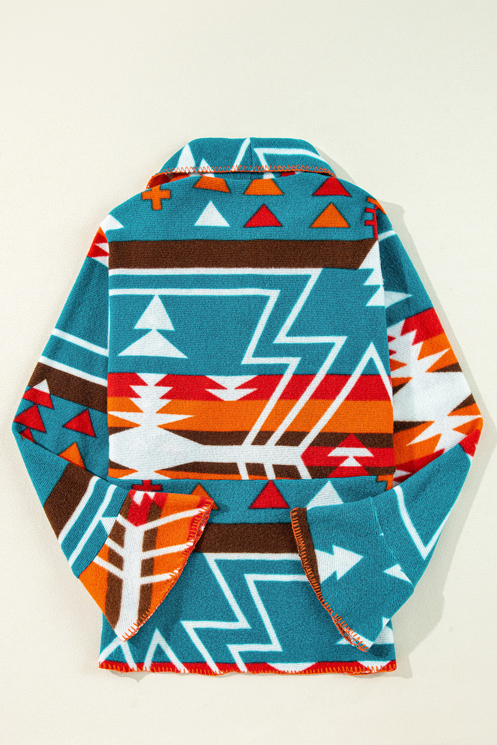 Himmelblaue Jacke mit Revers und Glockenärmeln im Azteken-Print