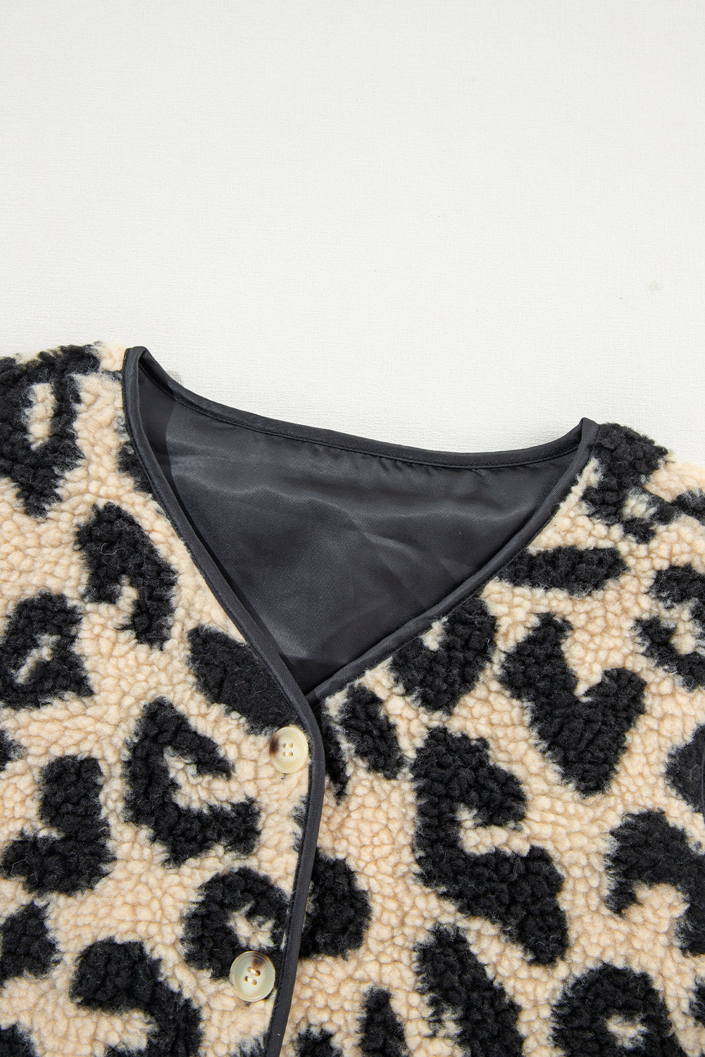 Schwarzer Sherpa-Westenmantel mit Leopardenmuster