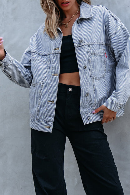 Himmelblaue, gestreifte, verwaschene Oversize-Jeansjacke mit Taschen