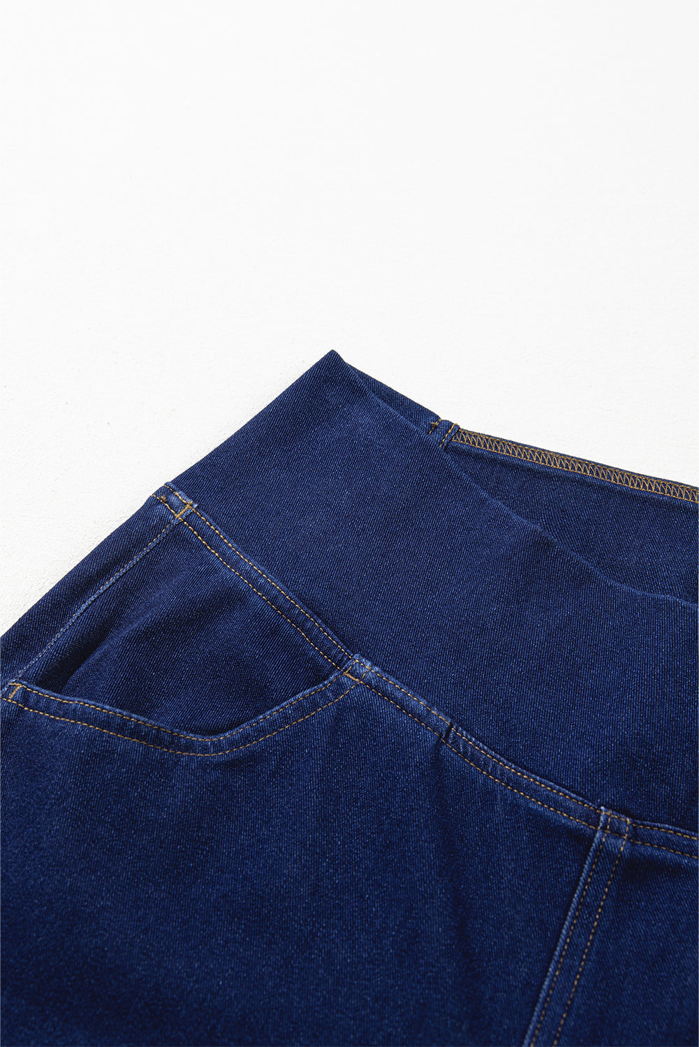 Dunkelblaue, einfarbige Schlagjeans mit gekreuzter High Waist