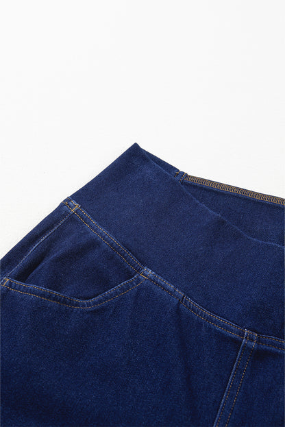 Dunkelblaue, einfarbige Schlagjeans mit gekreuzter High Waist