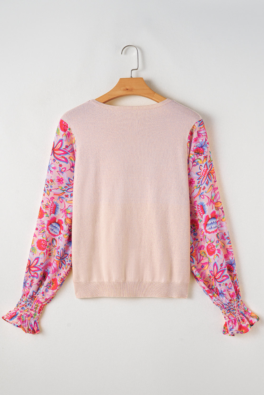Haferflockenfarbenes Strickoberteil mit Patchwork-Blumenmuster und gesmokten Laternenärmeln