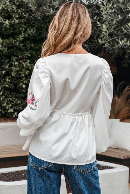 Weiße Babydoll-Bluse mit Blumenmuster und V-Ausschnitt