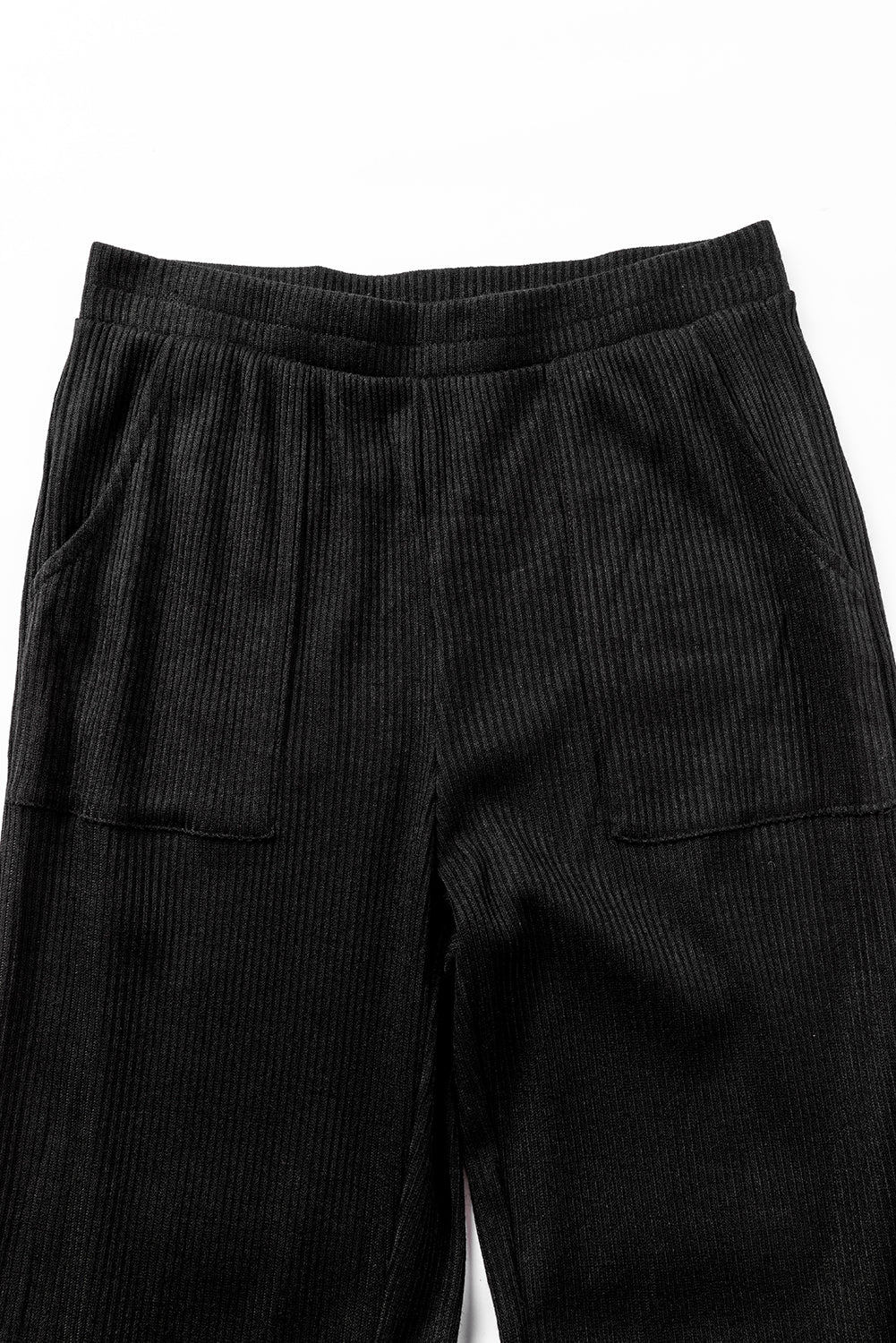 Schwarzes Henley-Oberteil mit Rippenmuster und Kragen sowie Hose als Lounge-Outfit