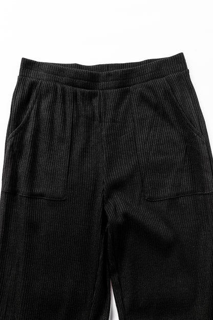 Schwarzes Henley-Oberteil mit Rippenmuster und Kragen sowie Hose als Lounge-Outfit