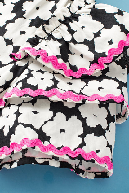 Schwarze Bluse mit floralem Kontrastmuster und Zickzackmuster und Rüschenärmeln