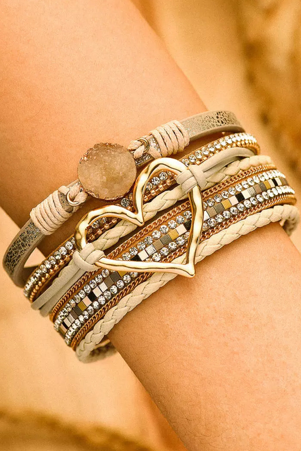 Beiges Bohemian-Armband mit Herz-Strass und Magnetschnalle 