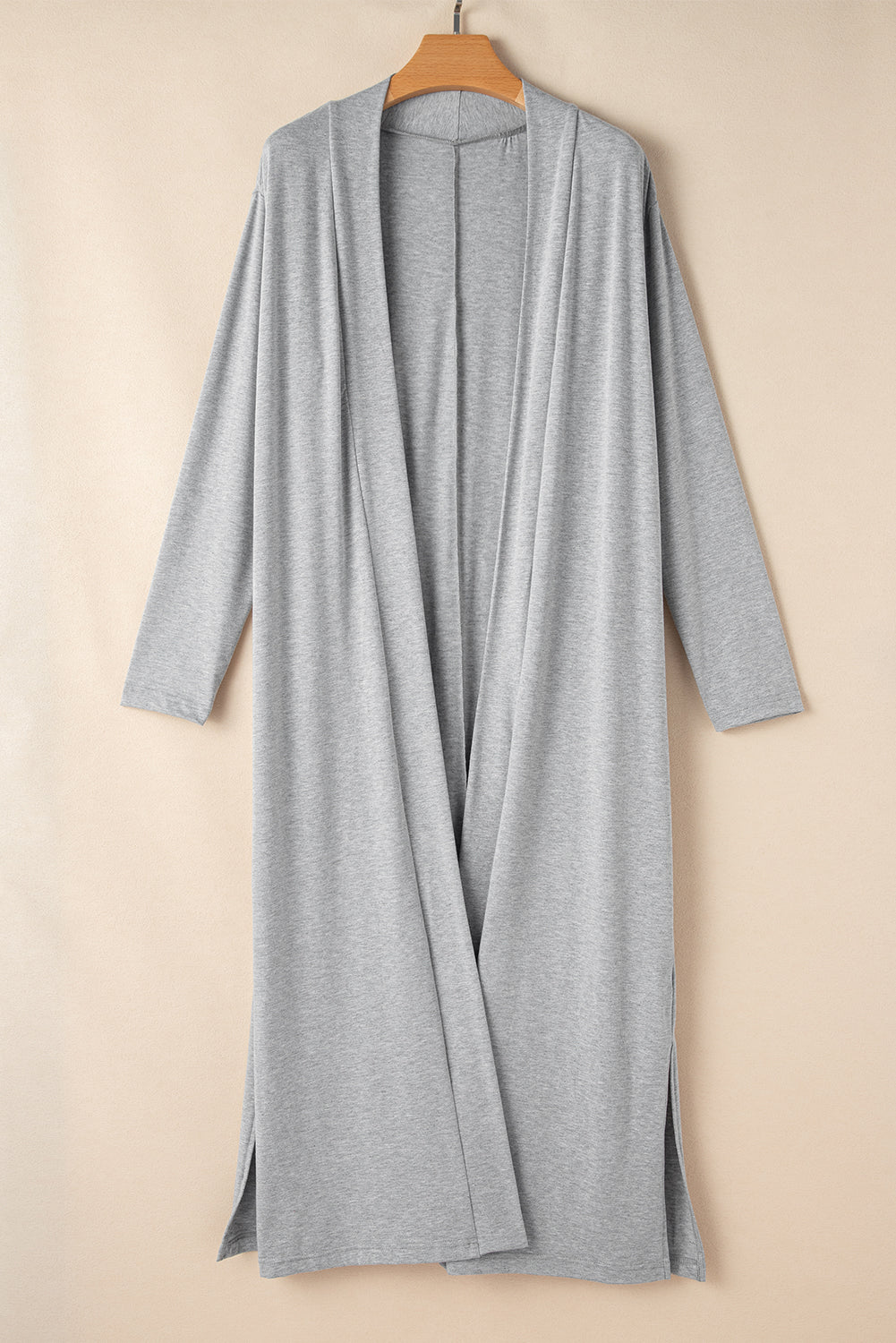 Hellgraues Lounge-Set mit langer Strickjacke und engen Hosen