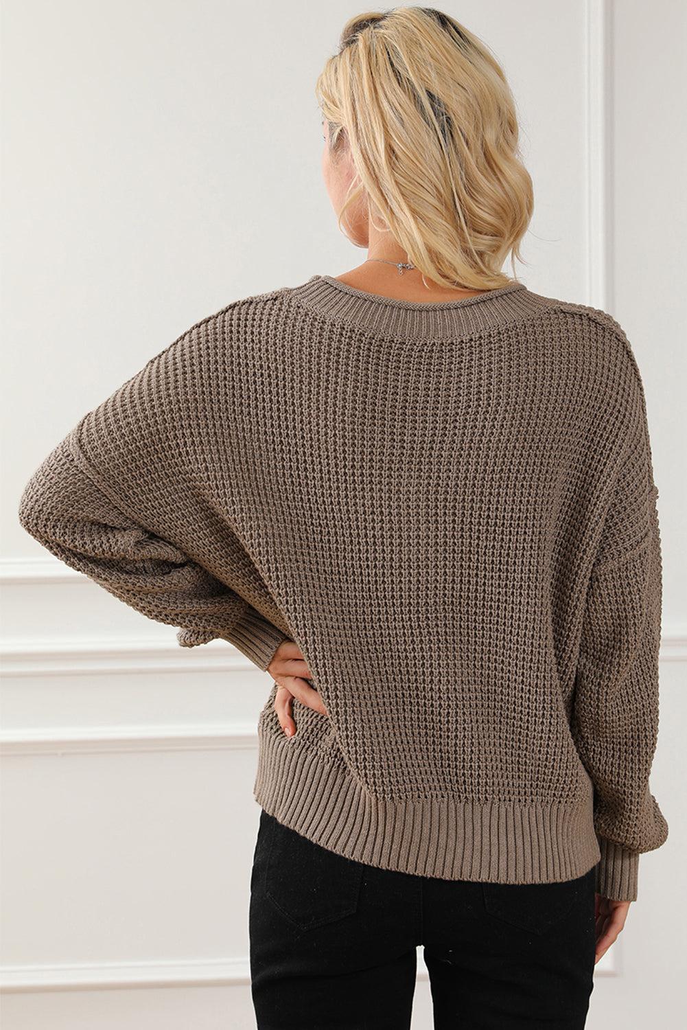 Khakifarbener Pointelle-Strickpullover mit Knöpfen und V-Ausschnitt und überschnittener Schulter