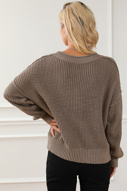 Khakifarbener Pointelle-Strickpullover mit Knöpfen und V-Ausschnitt und überschnittener Schulter