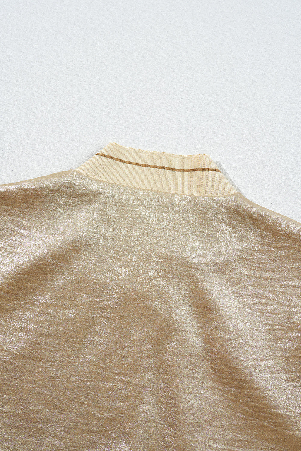 Hellkhakifarbene Baseballjacke mit Reißverschluss in Metallic-Optik
