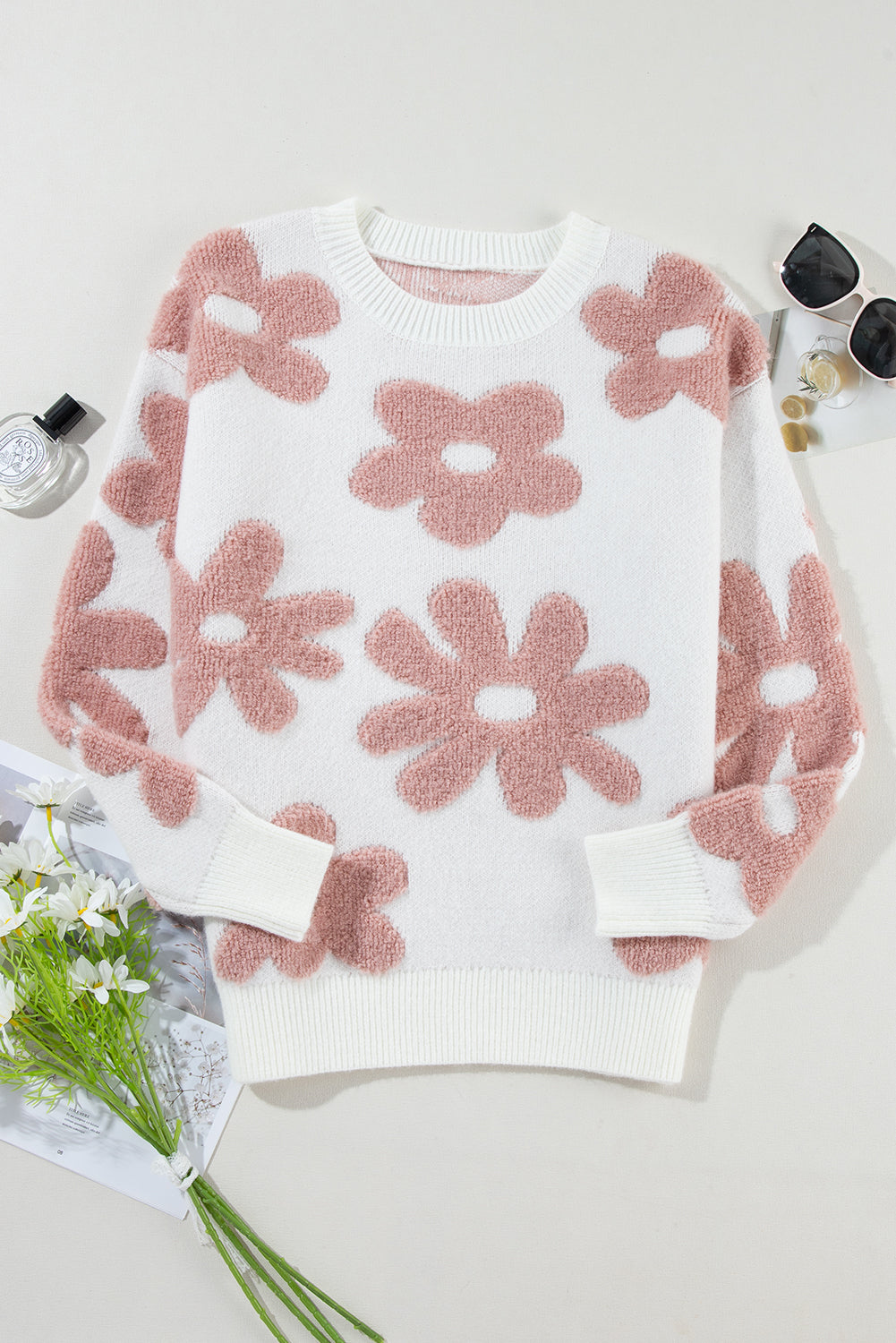Weißer, strukturierter Pullover mit Blumenmuster und überschnittener Schulter