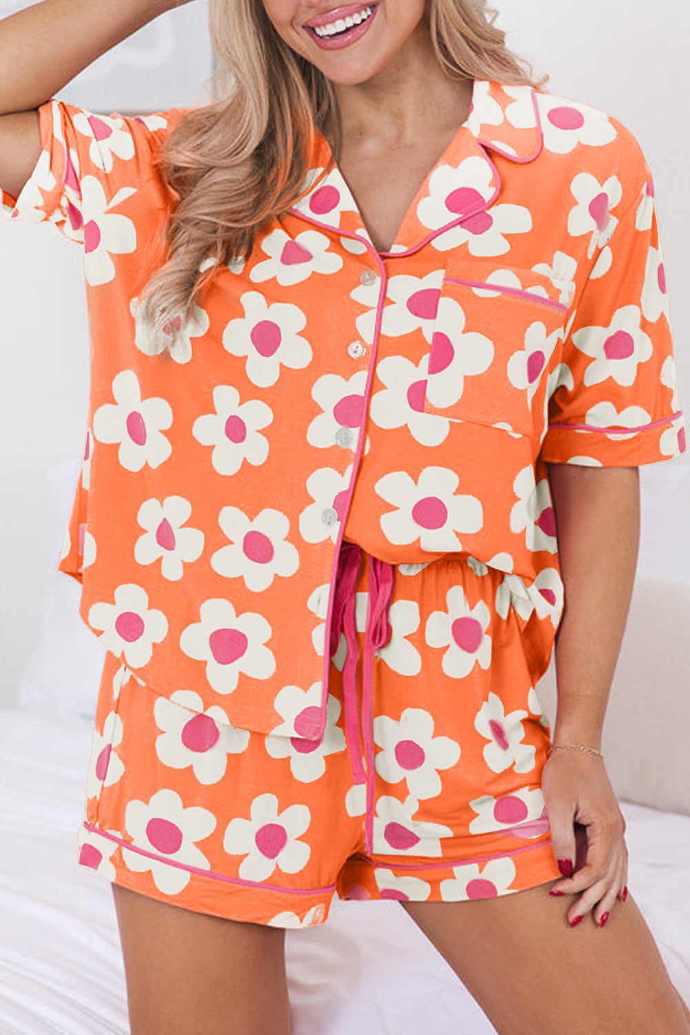 Orangefarbenes Pyjama-Set mit kurzärmligem Hemd und Blumenmuster