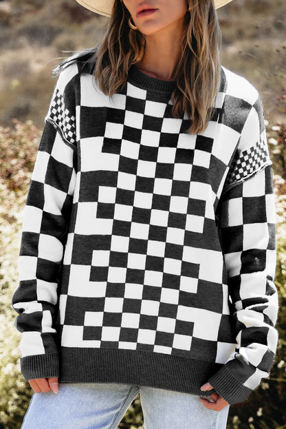 Schwarzer Pullover mit Karomuster und überschnittener Schulterpartie und Rundhalsausschnitt