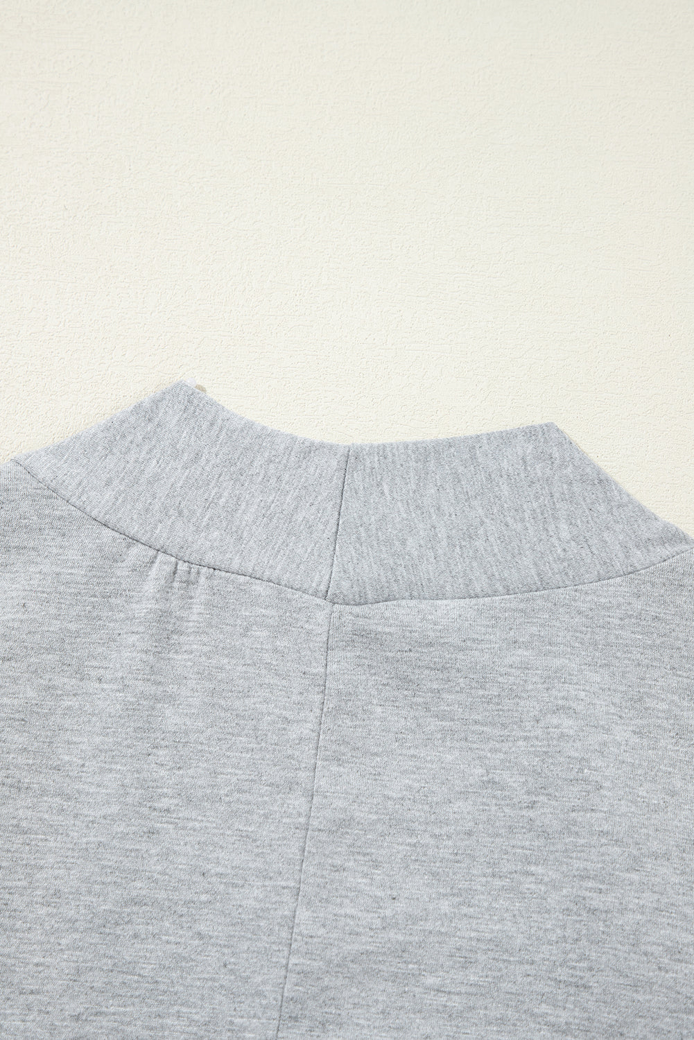 Hellgraues Lounge-Set mit langer Strickjacke und engen Hosen