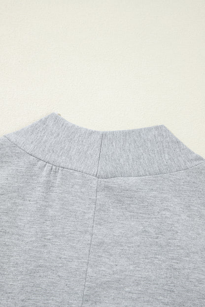 Hellgraues Lounge-Set mit langer Strickjacke und engen Hosen