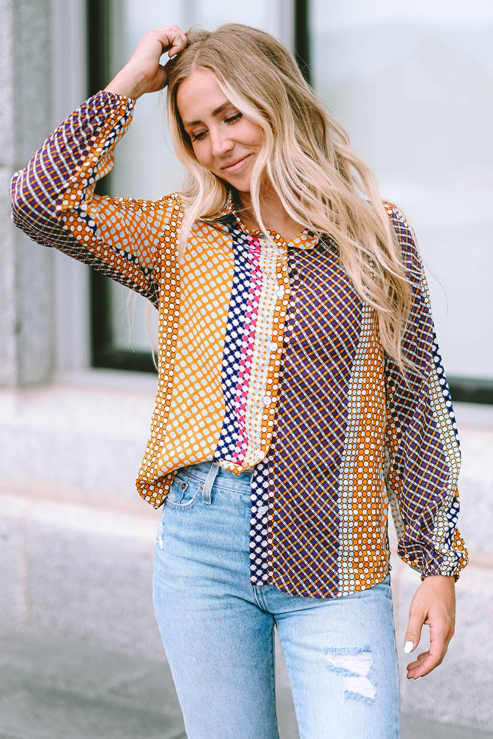 Braunes langärmliges Button-Down-Etuihemd mit Punktmuster