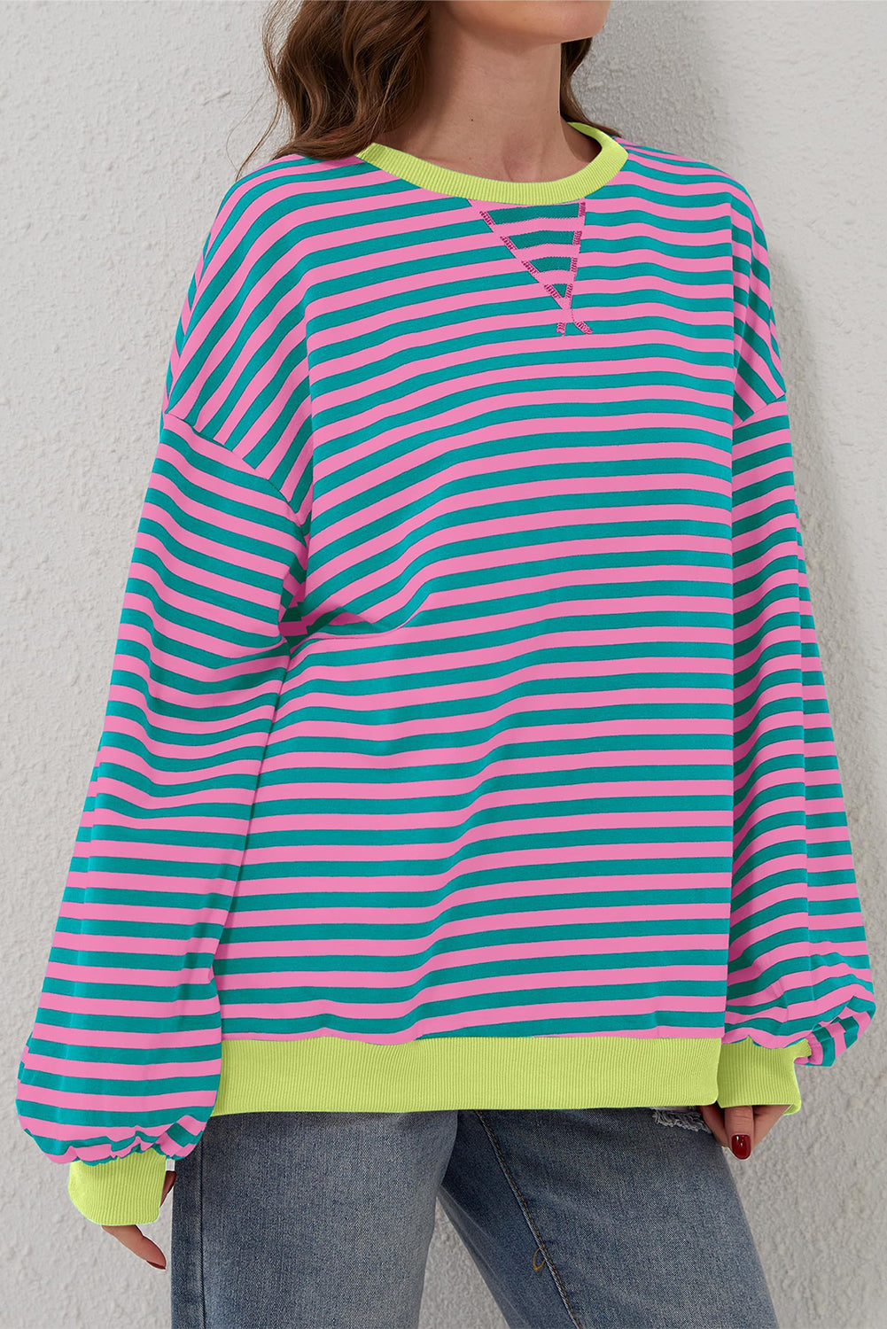 Übergroßes Pullover-Sweatshirt mit Kontrastbesatz und grünen Streifen