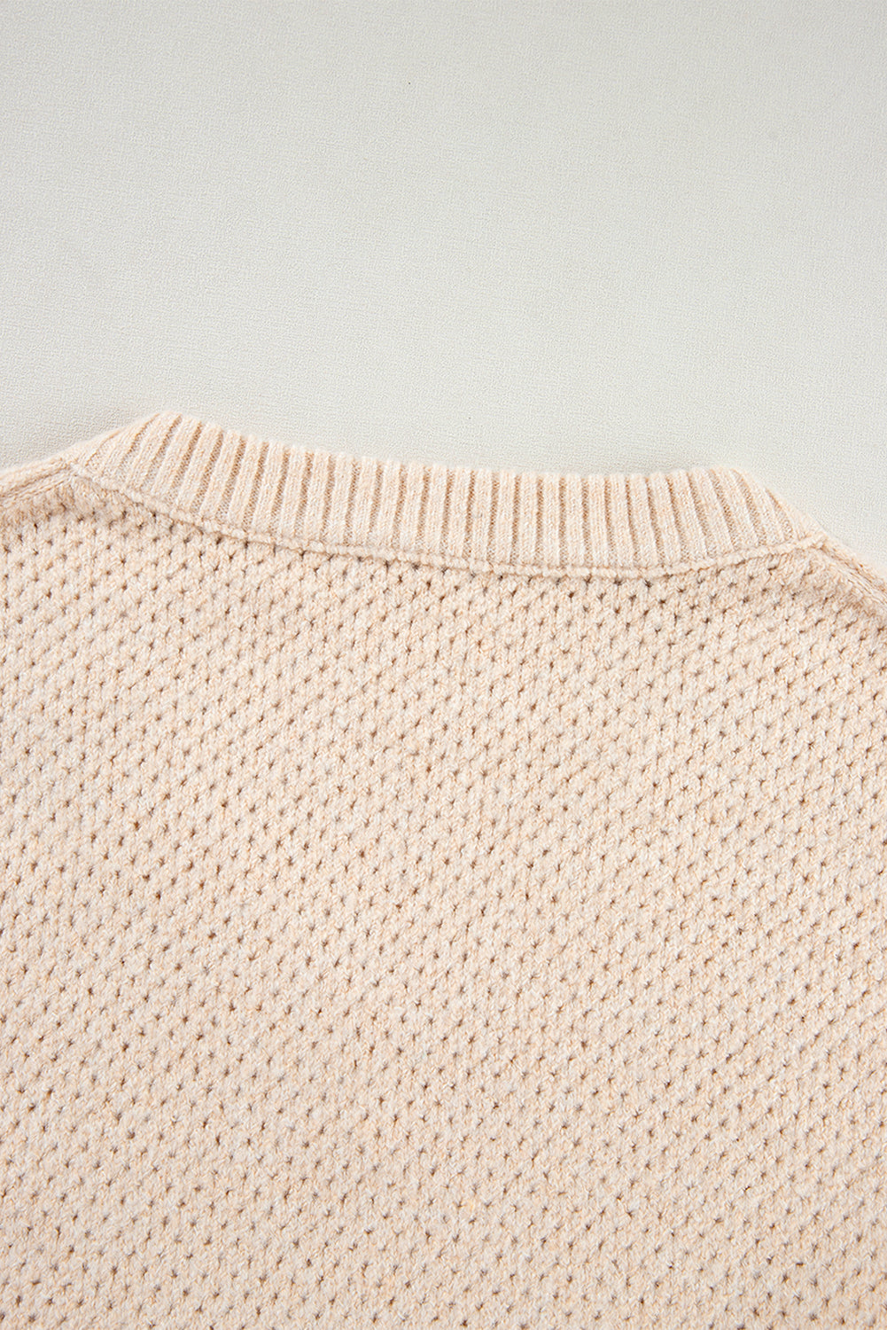 Parchment – Lockerer Pullover mit Ösen, V-Ausschnitt und überschnittenen Schultern