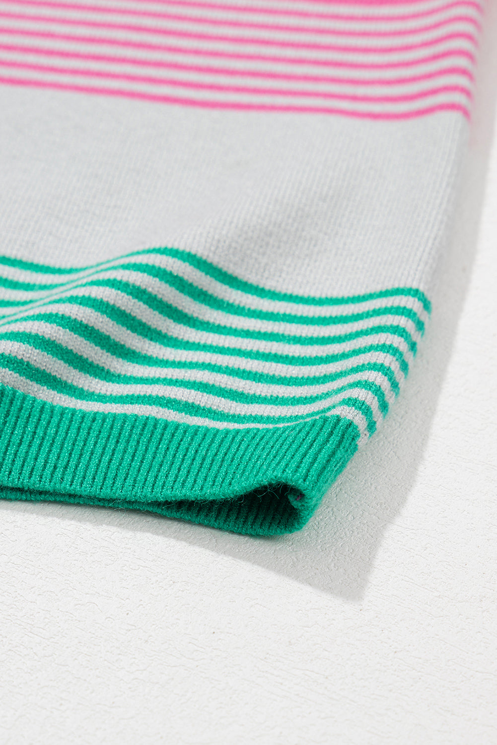 Rosa gestreifter Strickpullover mit aufgesetzten Taschen und überschnittener Schulter