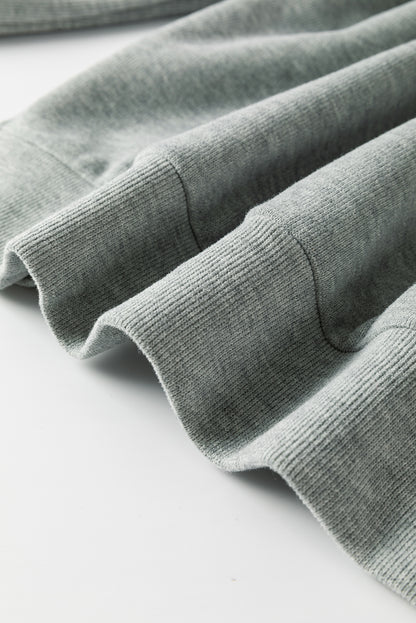 Mittelgraues Oversize-Oberteil mit seitlichem Schlitz und überschnittener Schulter