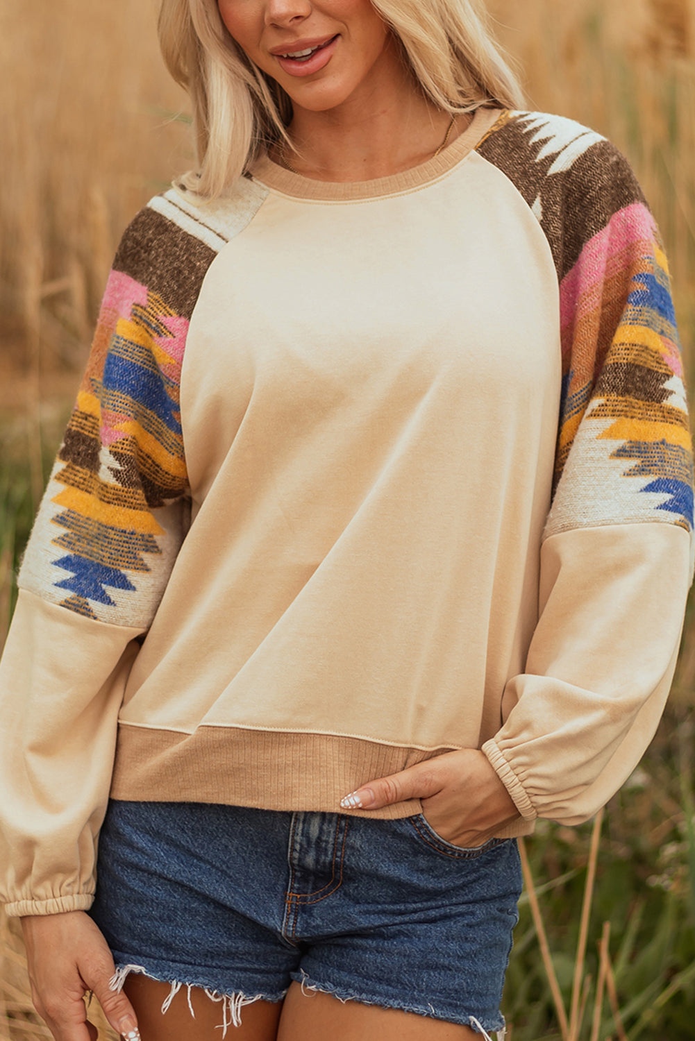 Helles französisches beiges Azteken-Patchwork-Raglan-Pullover-Sweatshirt