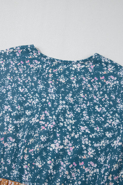 Orangefarbene Bluse mit Blumenmuster, Farbblockdesign, Rüschensaum und Rundhalsausschnitt