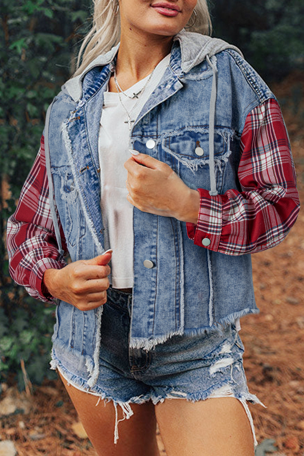 Beau Blue – Patchwork-Jeansjacke mit Kapuze und offenem Saum im Karomuster