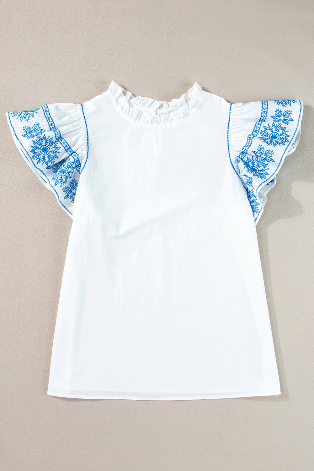 Weiße Bluse mit bestickten Rüschenärmeln und Rüschenkragen