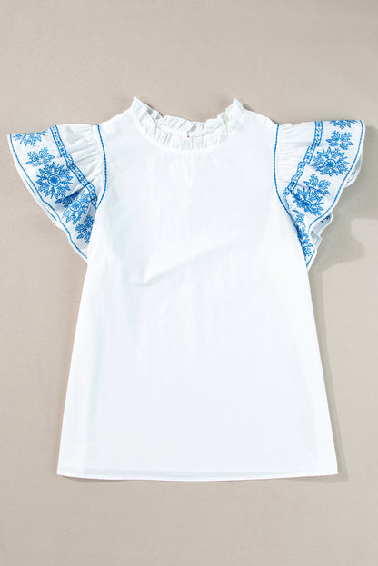 Weiße Bluse mit bestickten Rüschenärmeln und Rüschenkragen