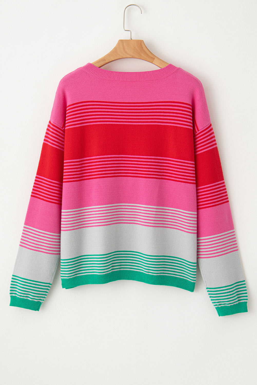 Rosa gestreifter Strickpullover mit aufgesetzten Taschen und überschnittener Schulter