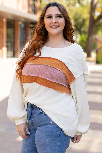 Weißes Stricktop mit Patchwork-Muster und sichtbaren Nähten sowie langen Ärmeln