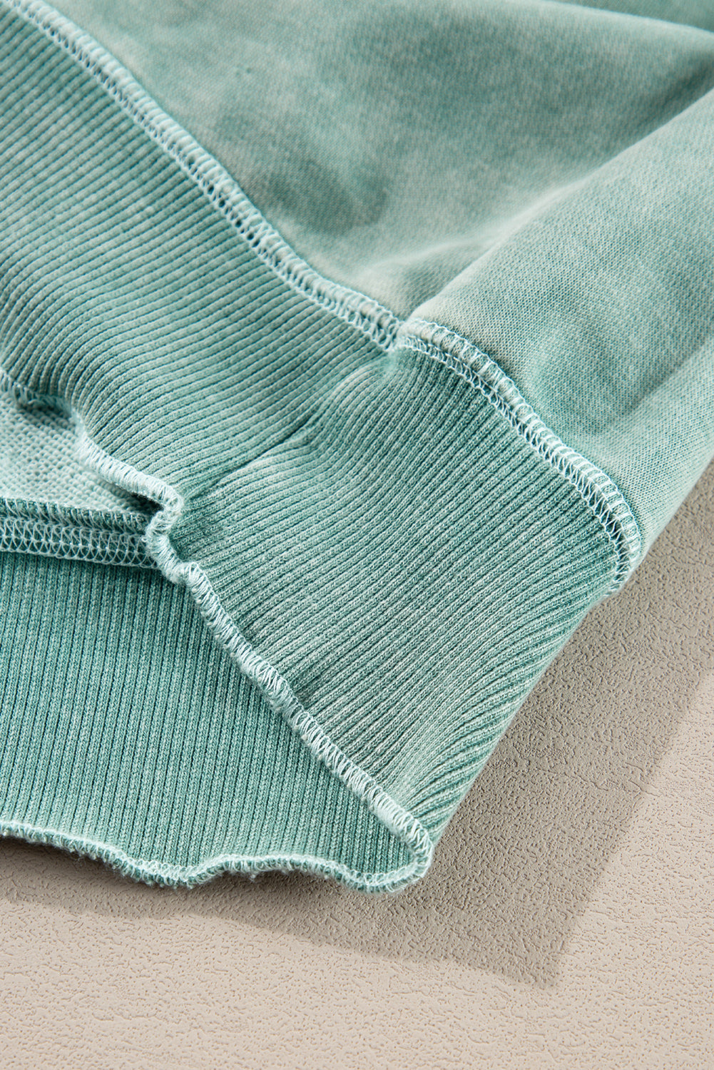 Mineralblaues, einfarbiges Sweatshirt mit Waffelstrick und Patchwork-Raglanärmeln