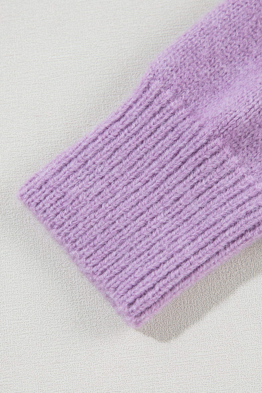 Grüner Pullover mit Chevron-Farbblock und überschnittener Schulter im Rippenstrick