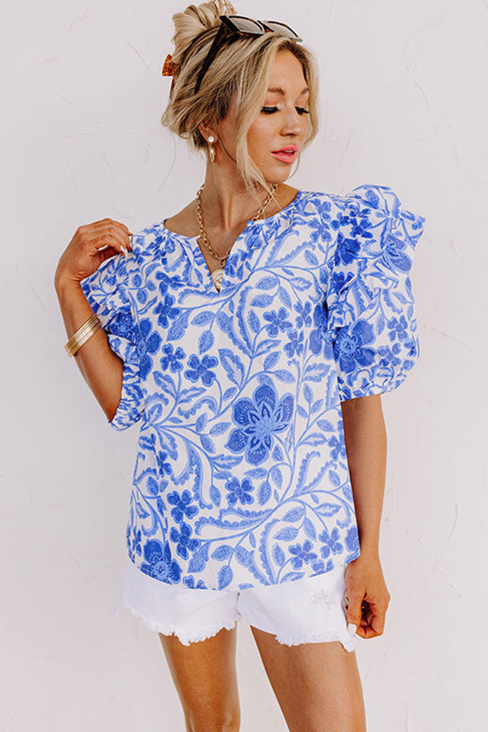 Dunkelblaue Bluse mit Blumenmuster und Rüschen und Puffärmeln