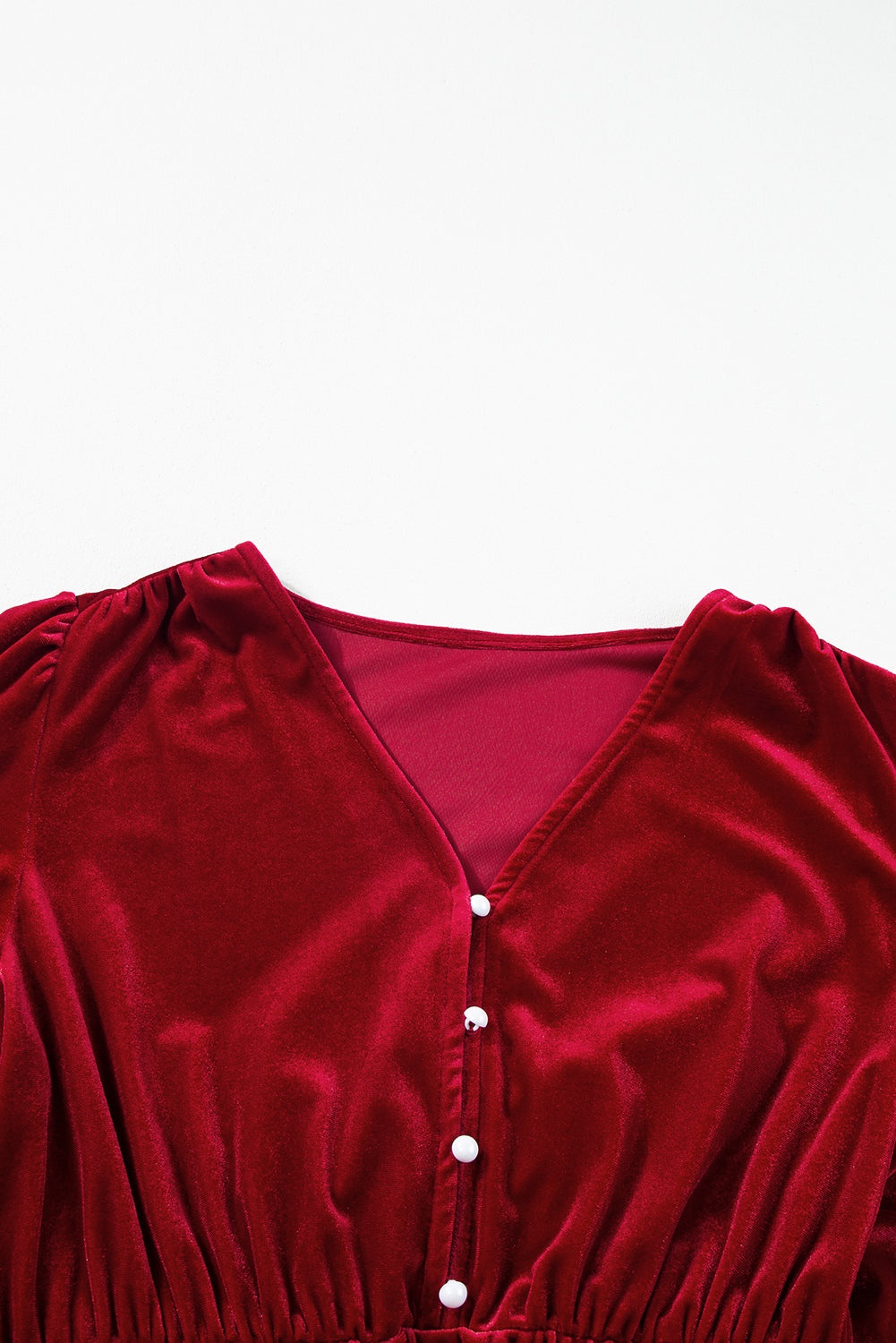 Racing Red – Midikleid aus Samt mit Knöpfen, Puffärmeln, V-Ausschnitt und Schlitz