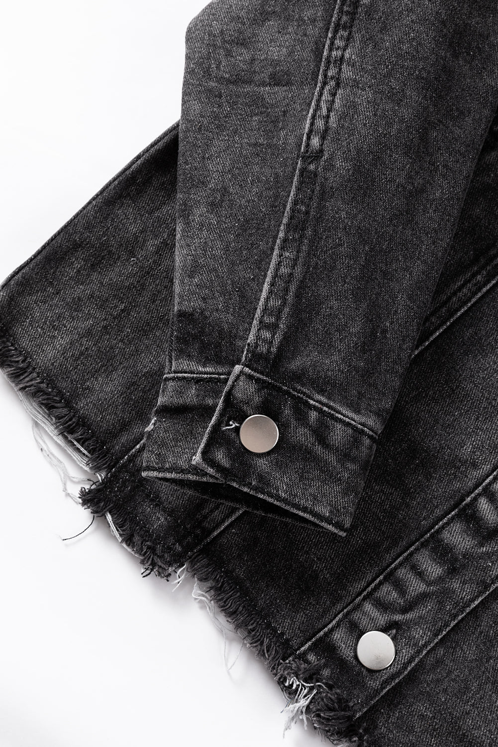 Schwarze Jeansjacke mit Kapuze und ausgefranstem Saum