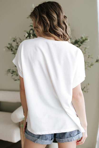 Weißes Top mit V-Ausschnitt und Dolman-Ärmeln und Blumenapplikation