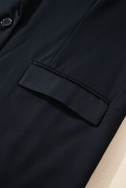 Schwarzer Blazer mit Revers, Pattentasche und Knöpfen