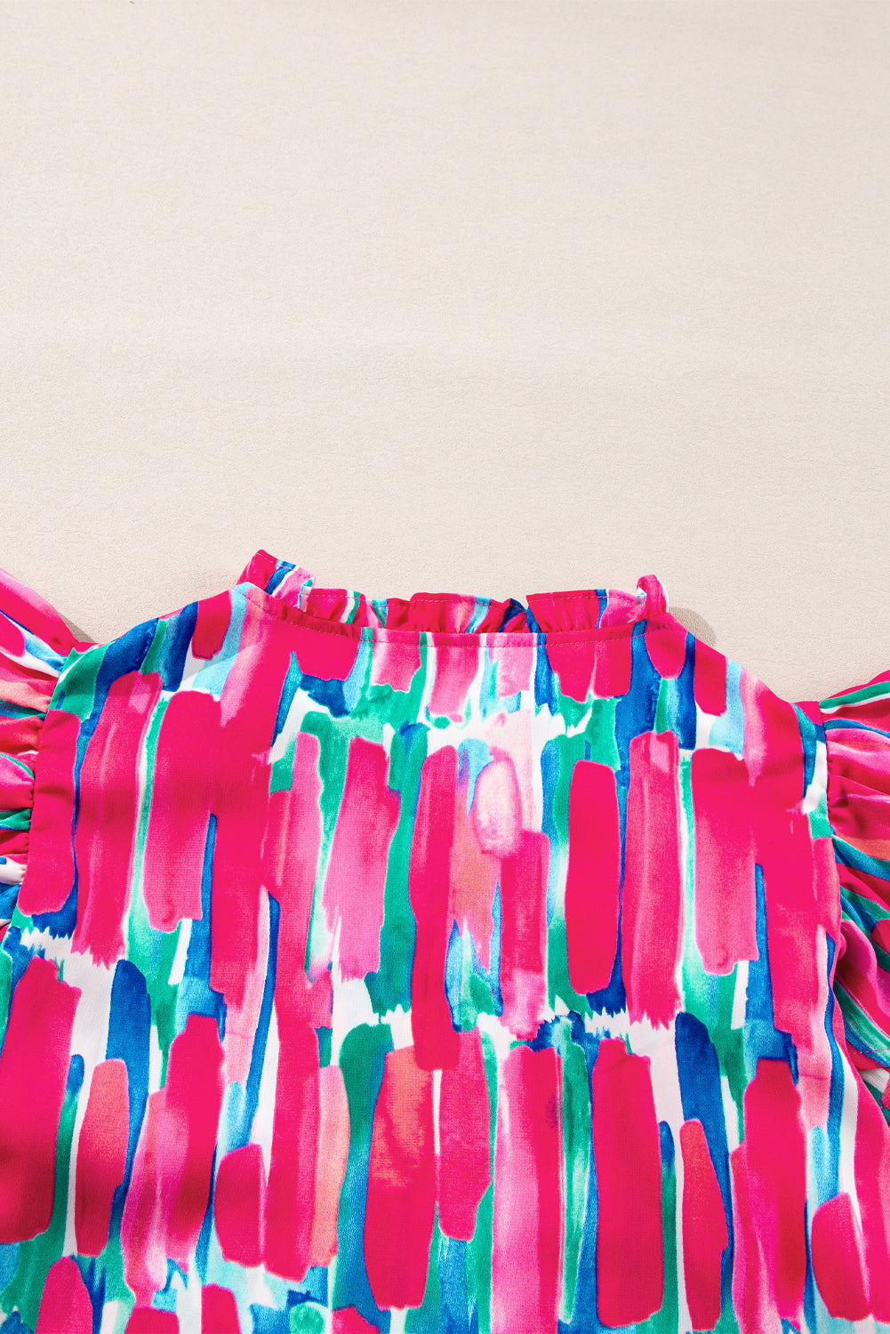 Bluse mit V-Ausschnitt und abstraktem Pinseldruck und Rüschenärmeln