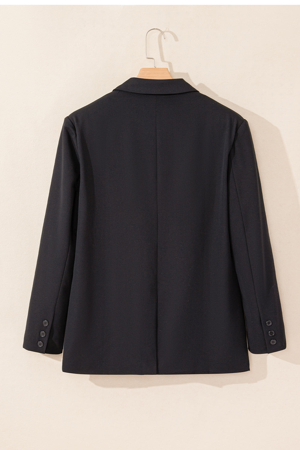 Schwarzer Blazer mit Revers, Pattentasche und Knöpfen
