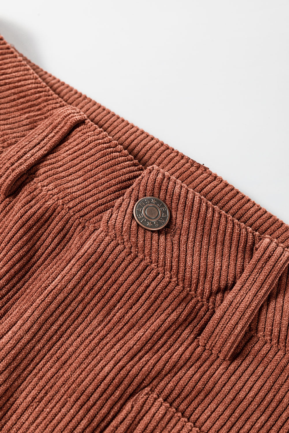 Braune Cordhose mit hoher Taille und eckigen Taschen