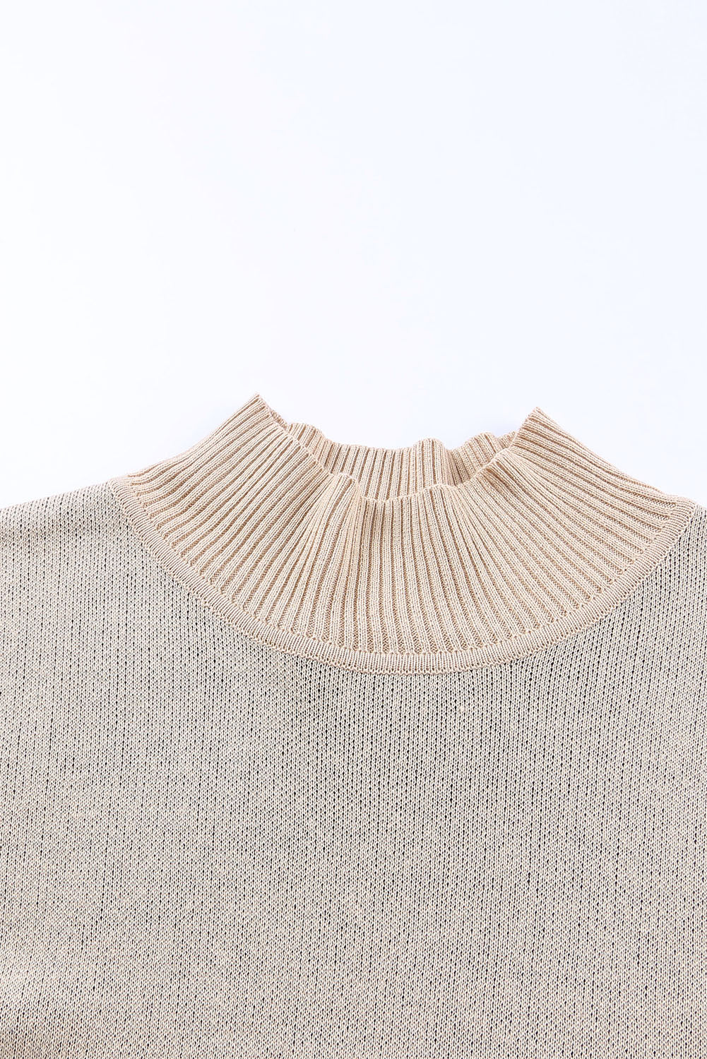 Khakifarbener Oversize-Pullover mit Leopardenmuster und hohem Kragen sowie Seitenschlitz