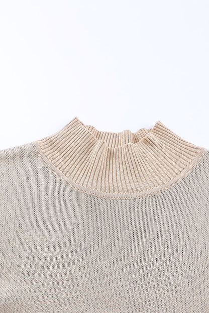 Khakifarbener Oversize-Pullover mit Leopardenmuster und hohem Kragen sowie Seitenschlitz