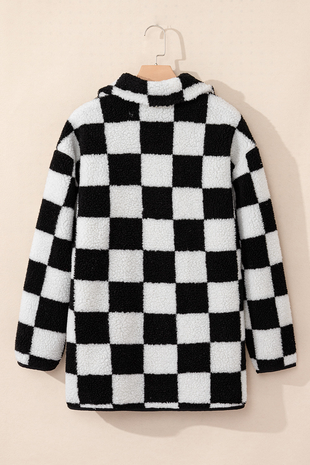Schwarze, karierte Fleecejacke mit Seitentaschen, Kragen und Knöpfen