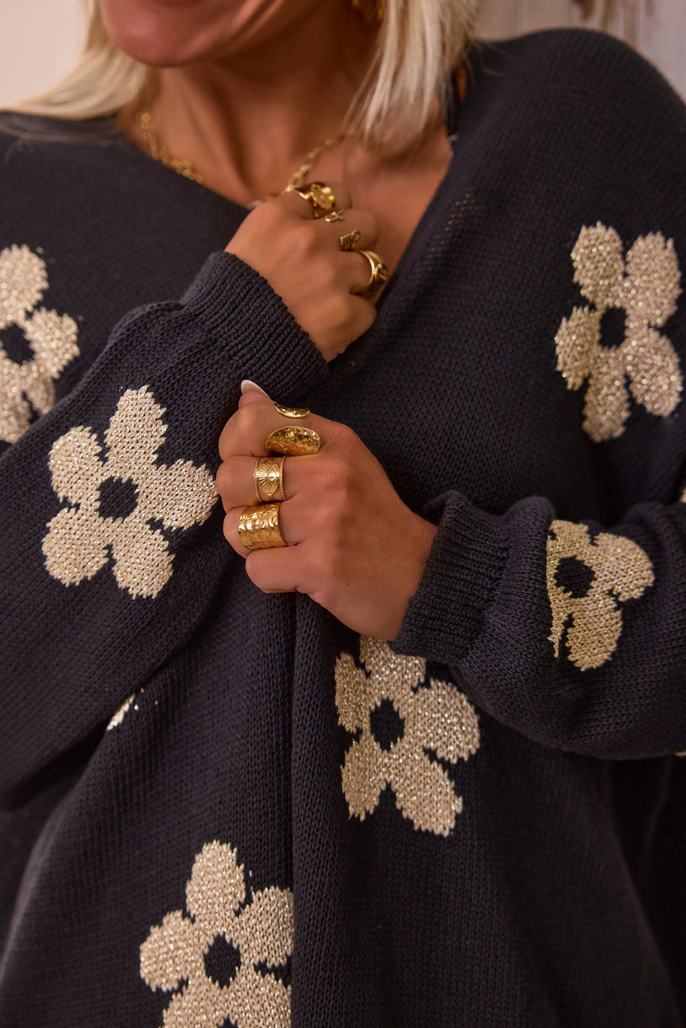 Schwarzer, lockerer Strickcardigan mit Blumenmuster und offener Vorderseite