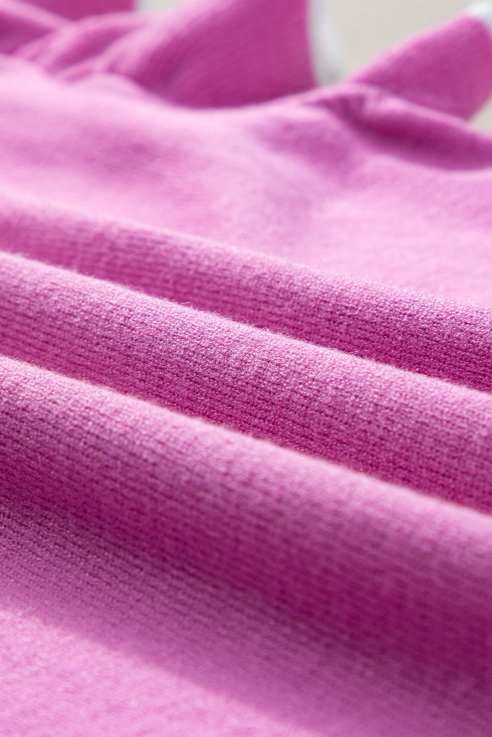 Bonbon Edge Piping Strickoberteil mit Rüschenärmeln und Rundhalsausschnitt